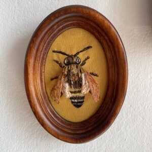 Pszczoła – haft oprawiony w ramę