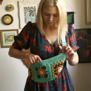 Nerka szydełkowana pomarańczowa na turkusowym