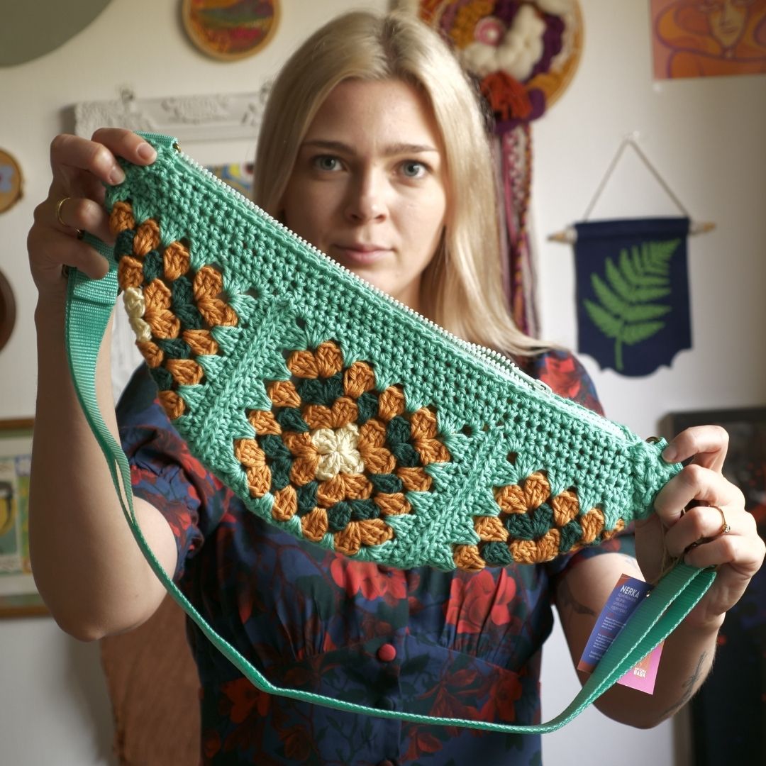 Nerka szydełkowana pomarańczowa na turkusowym - obrazek 3