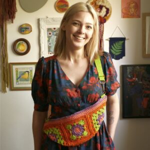 Nerka szydełkowana kwiat fioletowy na pomarańczowym