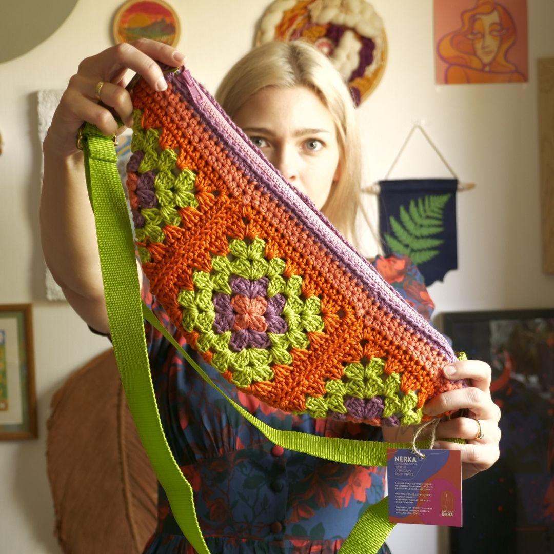 Nerka szydełkowana kwiat fioletowy na pomarańczowym - obrazek 3