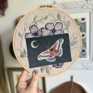 Haftowany Kwiatowy Wzór z Ramką na Zdjęcie – PDF do pobrania