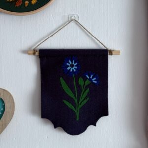 Proporczyk filcowy z chabrami na granatowym tle