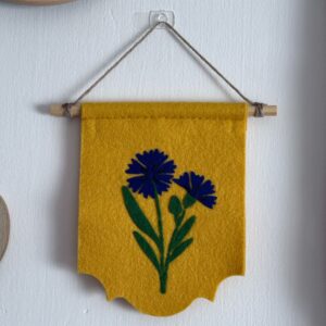 Proporczyk filcowy z chabrami na musztardowym tle