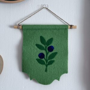 Proporczyk filcowy z jagodami na jasnozielonym tle