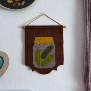 Proporczyk filcowy „Kiszone Kiszone” na brązowym tle