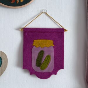 Proporczyk filcowy „Kiszone Kiszone” na ciemnoróżowym tle