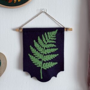 Proporczyk filcowy z paprocią na granatowym tle
