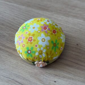 Poduszka na igły i szpilki z kwiatowym wzorem