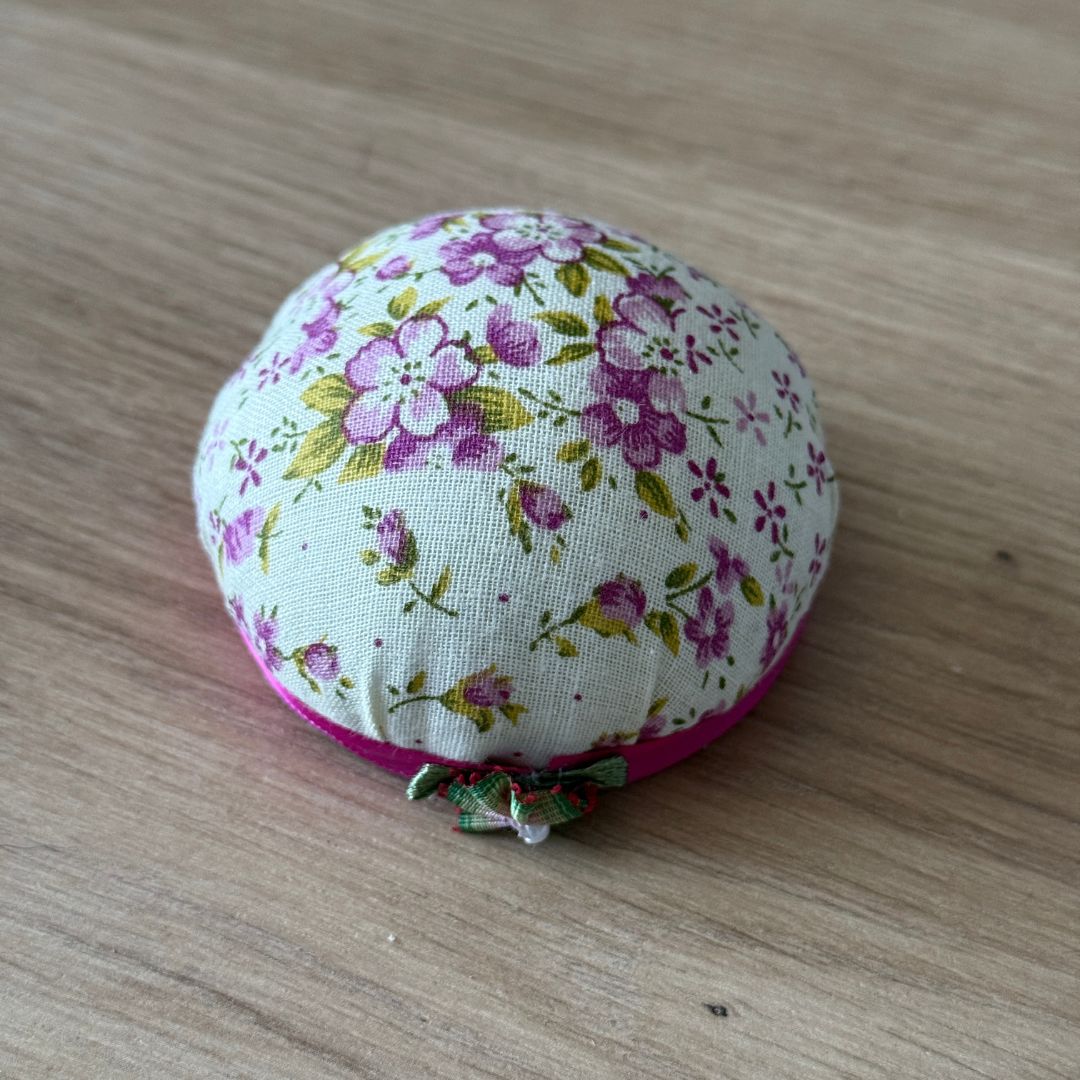 Poduszka na igły i szpilki z kwiatowym wzorem - obrazek 4