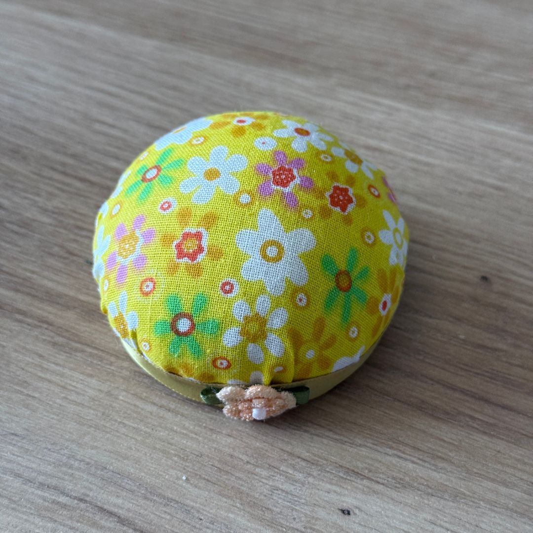 Poduszka na igły i szpilki z kwiatowym wzorem - obrazek 2