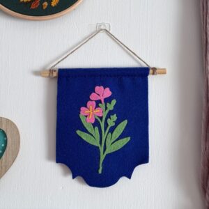 Proporczyk filcowy z wierzbownicą na kobaltowym tle