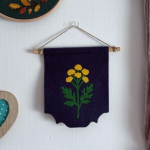 Proporczyk filcowy z wrotyczem na granatowym tle