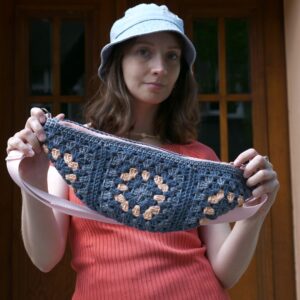 Nerka szydełkowana księżyc na jeansowym